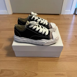 Maison miharas - Skit feta miharas som inte passade mig men jag älskar de. Har med box och papper de ska vara äkta men jag är inte 100. Har en liten defekt då limmet har lossnat men jag kan fixa det. Skriv vid frågor