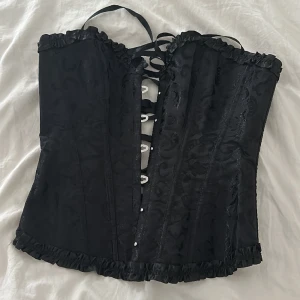 Korsett topp - Säljer min korsett topp då den inte kommer till användning. Använd endast 1 gång.