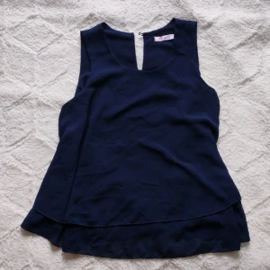 Marinblått linne💙 - 💗Hej, säljer denna då den inte kommer till användning och köpts för länge sen har inga defekter eller skråmor. Passar till fest och även att ha i vardan.😊Sitter löst alltså luftig och svajig ner till. Skönt material och passar bra till sommarn.🌺☀️