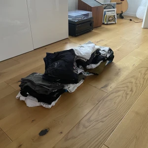 Vintage T-shirts - Säljer stora mängder vintage tishor.  Säljer de 10 per paket, det är blandade storlekar, märken och färger på de. 10st - 500kr 20st - 950kr 30st - 1300kr 40st - 1650kr 