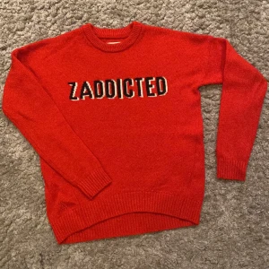 Zadig och Volitaire Tröja - Jätte fin Zadig tröja! ❤️ Är i jätte bra skick. Röd med Zaddicted text i stenar.  Storlek 10 år / 138.  Priset kan diskuteras! ⭐️ Tryck ej på KÖP NU! 