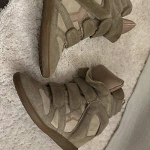 Isabel marant skor - Super fina Isabel marant skor i nyskick. Dom är köpta lite mindre än ett år sen men endast använda 2/3 gånger så ser ut som helt nya.🫶 Är bortrest just nu men fixar egna bilder så fort jag kommer hem💕 