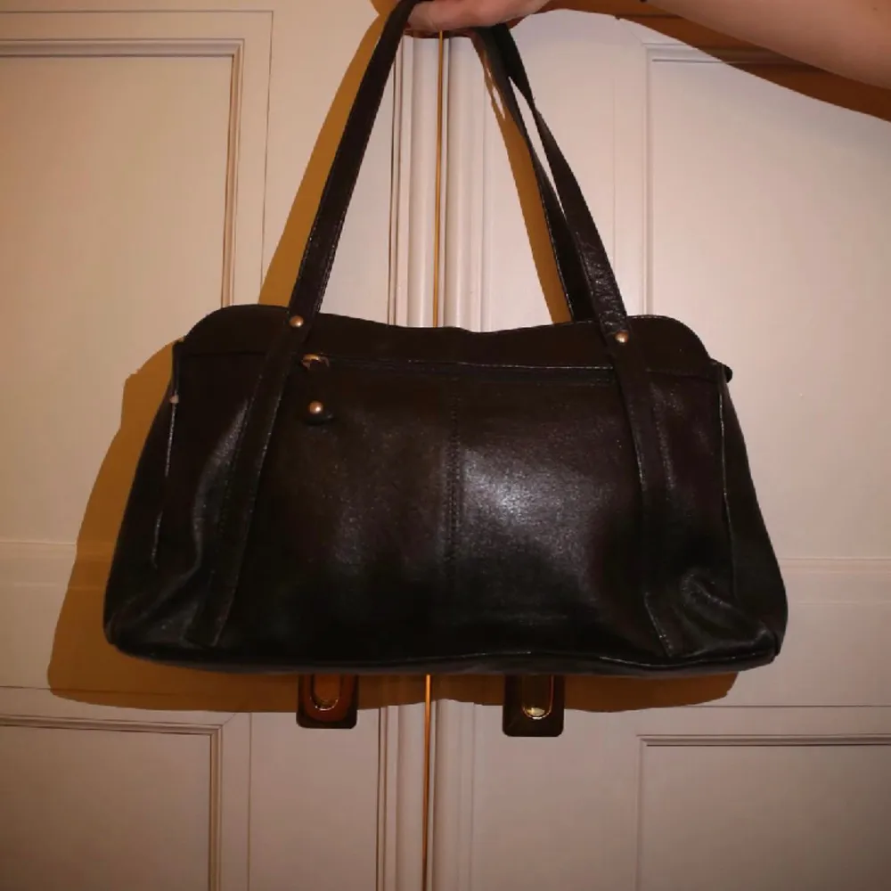 Super fin svart väska perfekt till alla tillfällen! 💘💘köparen står för frakt kan mötas på Kungsholmens gymnasium . Väskor.