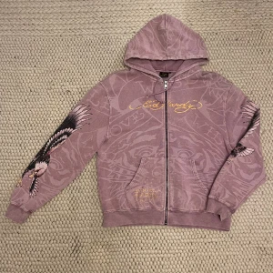 Urban Outfiter x Ed Hardy  - Storlek L och är i bra skick, har inte används mycket.