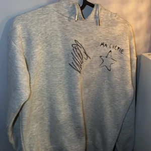 signerad ma cherie tröja av Ludwig kronstrand - en ma chérie hoodie från gina signerad av ludwig kronstrand på en konsert. original pris på tröjan är 250 men den är signerad nu därav högt pris. om flera är intresserade så får ni buda. obs tvätta på egen risk. använd 4 gånger. 250 + frakt. 