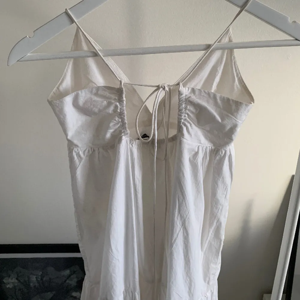 Säljer min superfina Zara klänning som är slutsåld! Perfekt till sommare/ skolavslutning☀️ Använd endast ett fåtal gånger. Den är i storlek xs och har knytdetaljer i ryggen som gör det möjligt att ändra storleken på banden. Köparen står för frakt!. Klänningar.