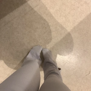 Kostymbyxor  - Säljer dessa lågmidjade kostymbyxor med slits från bikbok, storlek 34. Slutsålda 