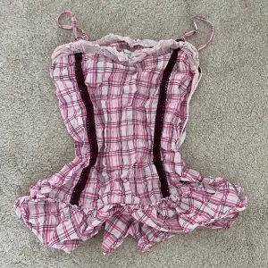 Söt topp  - Så coolt och gulligt linne från märket bondelid! Vintage men i fint skick, har en dragkedja på sidan. Strl S! 