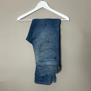 Jack and Jones Jeans storlek 170 cm - Barnjeans i storlek 170 centimer, lite smutsfläckar man inget speciellt. 