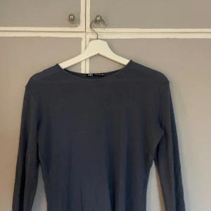 Blå tröja Zara - Fin tunn stickad tröja från zara. Den är i lite mörkblå/gråblå aktig färg. Skriv för bilder eller för frågor!