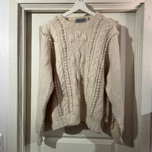 Stickad tröja - Så fin stickad tröja med detaljer. Skriv för mer bilder eller frågor!🩷🩷