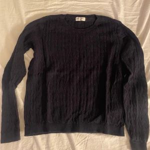 Stickade tröjor  - 2st kabelstickade tröjor, den beige/vita är lite längre en den blå i modellen men annars helt lika. Dom är ganska tunna. Båda 2 för 300 eller 1 för 150