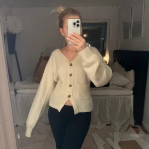 Kofta - Säljer den här slutsålda off white koftan från bikbok som är i ullmix, koftan är aldrig använd endast tvättad engång! Den är i storlek xs men passar mig som har xs-s! Nypriset är 700