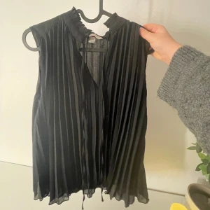 Blus - Blus från hm i bra skick. Passar bra till många tillställningar.