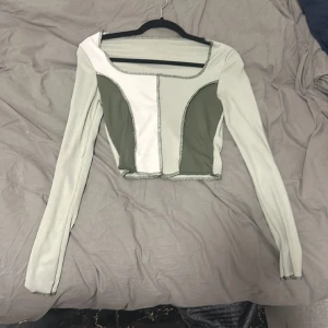 Tröja - Fin färg, magen syns lite 