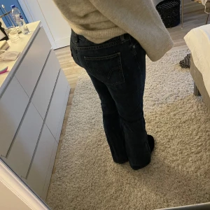 Jeans   - Säljer dessa Levis jeans i storlek M. De är i bra skick. Säljer de för 250 kronor. Skriv för fler bilder och vid intresse.🩷