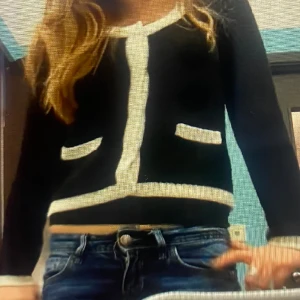 Kofta - Står storlek M men skulle säga att den är mer som S, möjligt vis xs. Lite nopprig men bra skick.