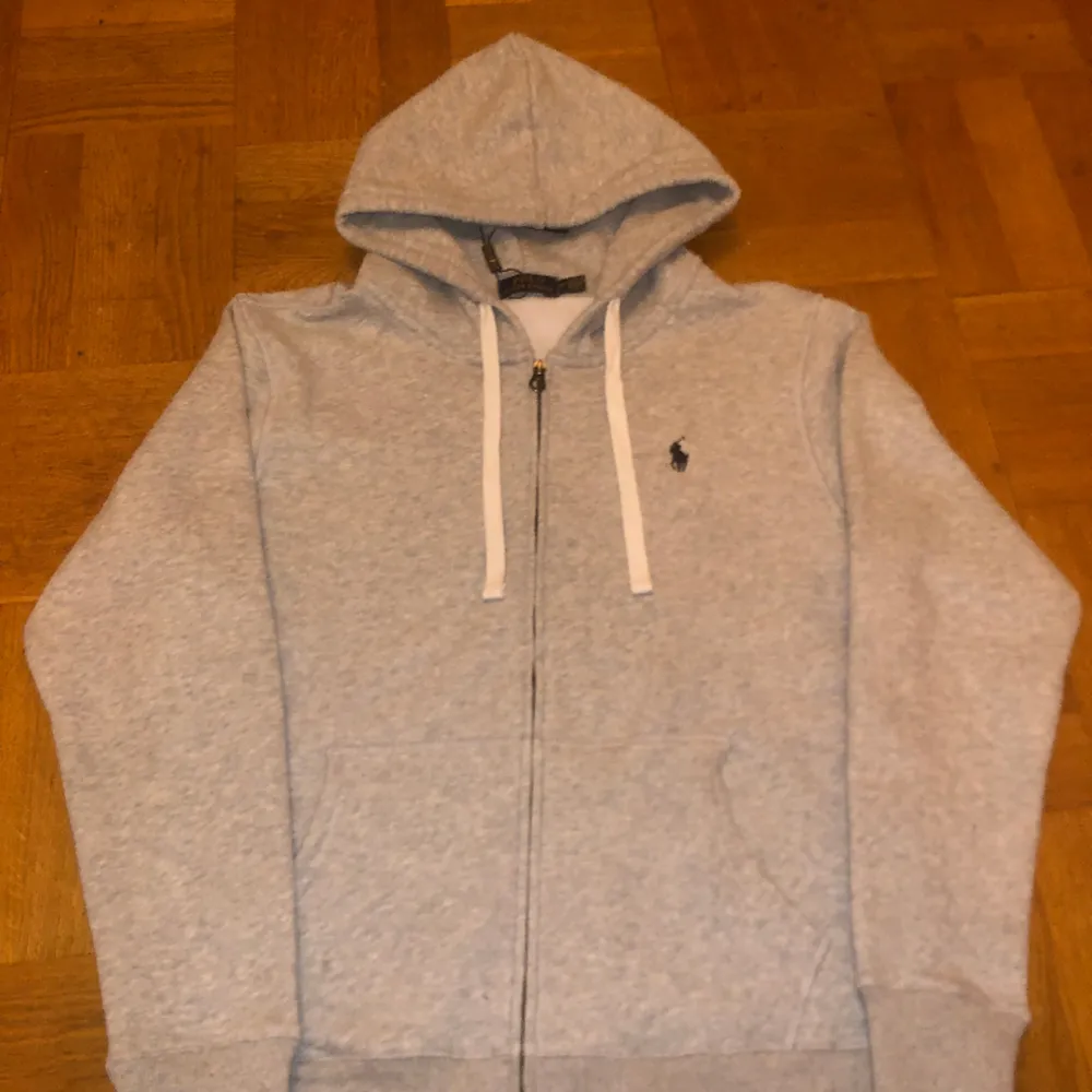 Säljer En helt ny grå fräsch Ralph lauren zip hoodie. Den är helt ny har tags kvar och allt. Fick den som present och den va lite för stor så tänkte sälja den. Vid frågor är det bara att skriva. Priser kan gå ner vid snabb äffar . Hoodies.