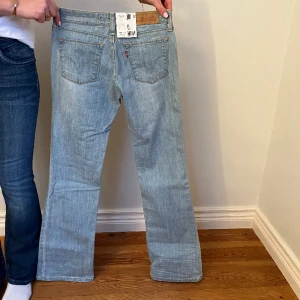 Lågmidjade jeans - Levis helt i nyskick!🫶🏽 Midjemått(rätt över): 34 Innerbenslängd: 80 Lårmått(rätt över): 21  Köp gärna via köp nu, skriv om ni har några frågor💓