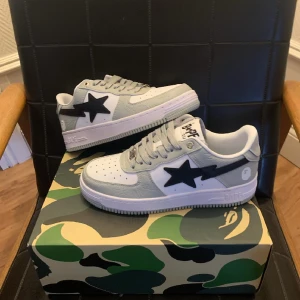 Bape skor  - Säljer ett par Bape i stl 41, 10/10 skick helt oanvända. Hör av er ifall det är nått mer ni vill veta. Box, extra snören och skopåse medföljer 