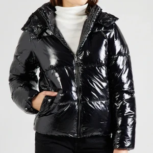 Nelly jacka! - Super fin, i ena fickan råkade jag spilla lite nagel lim annars inga defekter!