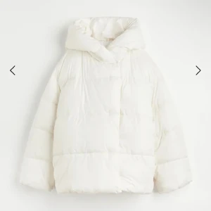 Super fin vit jacka från hm - Säljer nu min fina jacka efter 1 år, används lite grann men är fortfarande i fint skick💞 pris kan diskuteras!💗