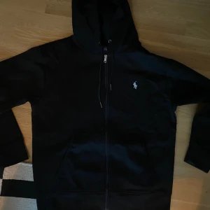 Ralph Lauren zip hoodie  - Tjena! Säljer nu min Ralph Lauren tröja. Den är väl omhändertagen och utan större defekter, endast lite dammig. Ej nopprig. Priset kan diskuteras. Hör av er vid fler frågor!