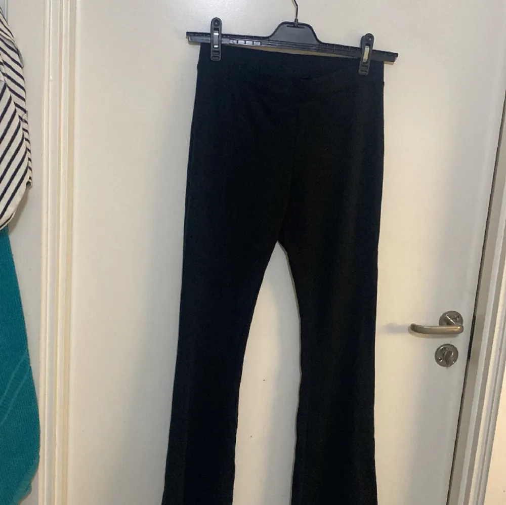 Jättefina utsvängda svarta byxor medium twilfit . Jeans & Byxor.