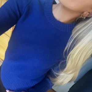 Cos stickad tröja  - En jättefin blå stickad tröja som! Fortfarande i jätte bra skick och passar till allt!! 