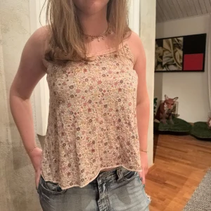 Gulligt blommigt sommar linne💓 - Ett skönt linne perfekt till sommaren!  