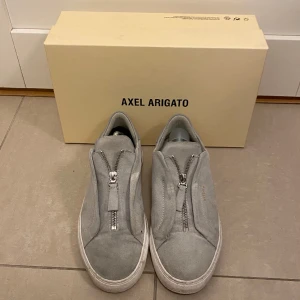 Arigatos - 🍾Säljer dessa feta gråa Arigatos som är perfekta nu inför våren/sommaren. Skorna är i princip som nya, det finns en liten missfärging på toppen tungan, som knappast syns. Pris går att diskutera 💵‼️