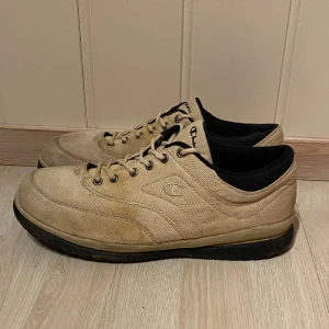 Champion Skor - Mjuka och sköna. Sulan i bra skick. Inga skador övrigt men skulle behöva en liten tvätt för att få tillbaka den gamla färgen.   Kolla in mina andra annonser🤩  Fraktas inom 48h📦📩