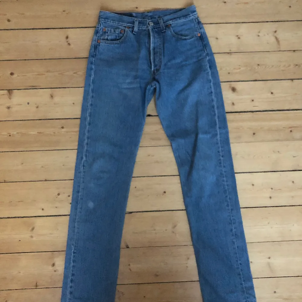 Sjukt ovanliga långa Levis 501 i storlek 29/34! Sitter perfekt lite oversize på mig som brukar ha strl xs/25/26 i jeans! Passar nog bra på någon som brukar ha storlek S för lite mer tight fit över lår och rumpa.Toppenskick för att vara vintage Levis!. Jeans & Byxor.