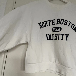 Tröja sweatshirt Gina Tricot - Lätt oversized sweatshirt från Gina i vitt. Mörkblått tryck