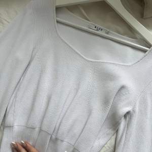 En vit fin stickad blus/tröja som är använd ett fåtal gånger 