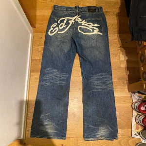 Ed Hardy jeans - INTRESSE KOLL!!! Sjukt feta o extremt baggy ed Hardy jeans. Lite heel drag. Dom har den snyggaste faden jag sett🤤🤤dom stackar fett på skorna också. ben öppning 26cm, Ytterben 110cm 
