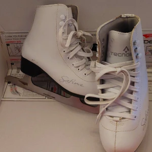 skridskor, modellen "Safine" - Hej! Säljer dessa konståkning skridskor. De är storlek 35 och verka passa bra till folk med höjden 130-140 cm. Är i super bra skick och säljer på grund av att växer ur dem. Priset kan diskuteras. Skriv för flera frågor. 💖