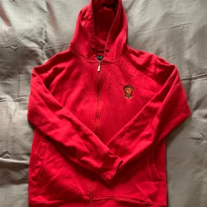 Baby milo hoodie/huvtröja - Supersnygg röd baby milo hoodie!🤩 Väldigt bra skick, dock endast lite nopprig på insidan som inte syns när man har på sig den🥰 Hör av er vid frågor!❤️ ❗️ingen bild på då den ej passar❗️