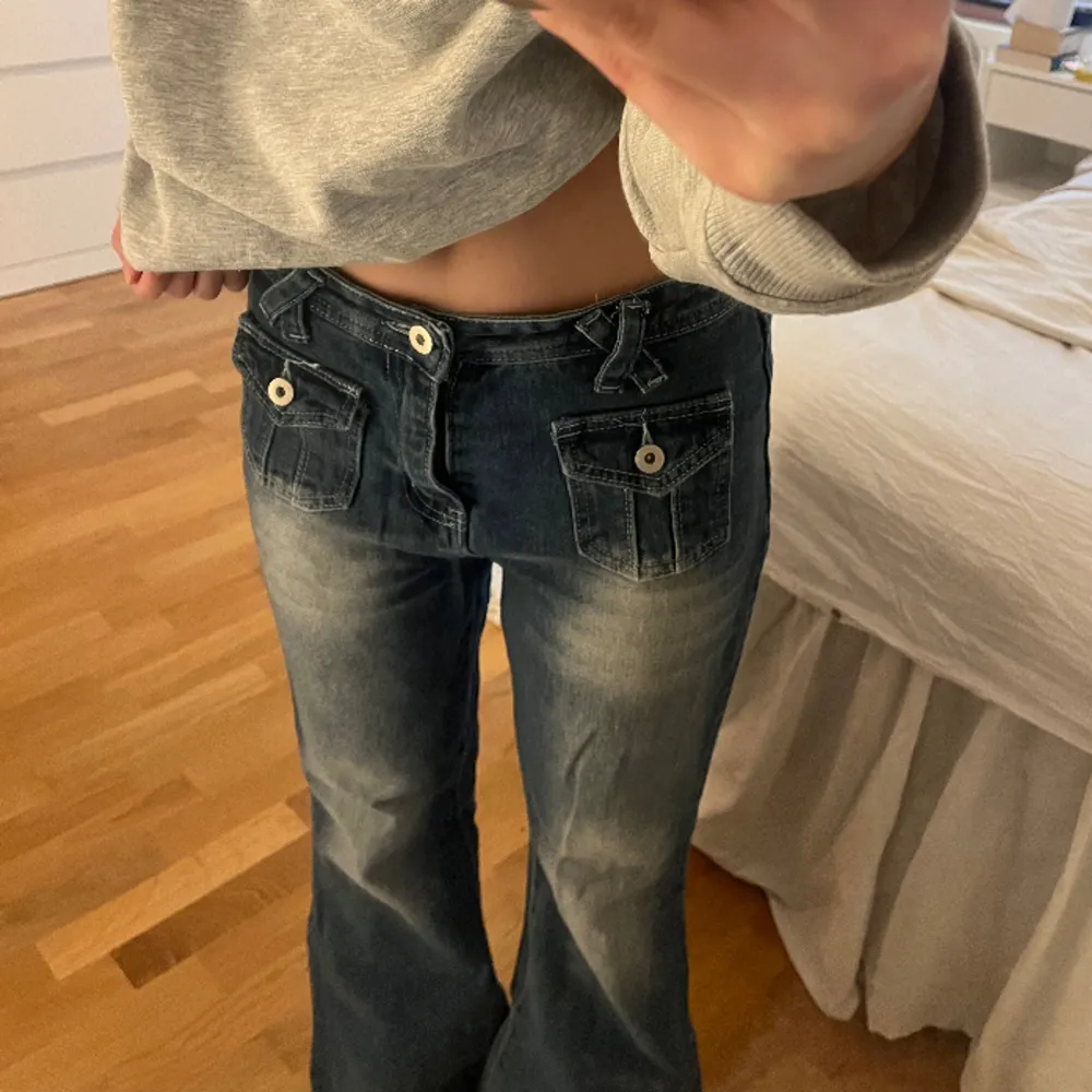 sjukt coola jeans som tyvärr är för korta på mig som är 167! midjemått 38 cm & innerbenslängd 71 cm 💞👌. Jeans & Byxor.