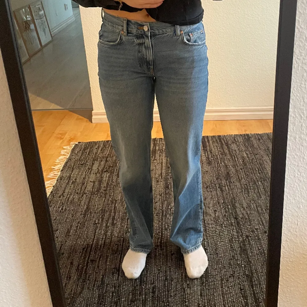 Blåa jeans från ginatricot, modell low straight jeans. Byxorna är lite för små för mig därför säljer jag dem, storlek 38. Knappt använda därav är dem i väldigt bra skick!!. Jeans & Byxor.