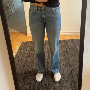 Blåa jeans från ginatricot, modell low straight jeans. Byxorna är lite för små för mig därför säljer jag dem, storlek 38. Knappt använda därav är dem i väldigt bra skick!!