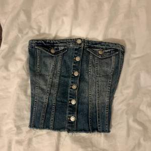 En jättefin jeans topp från Zara. Köpt för 330kr!!  Jättebra skick och bara använd några fåtal gånger❤️‍🔥