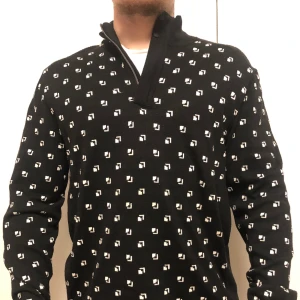 Ralph Lauren half zip - Dubbelstickad, fodrad fram, svart &vit mönstrad, mjuk o skön, passar året runt.