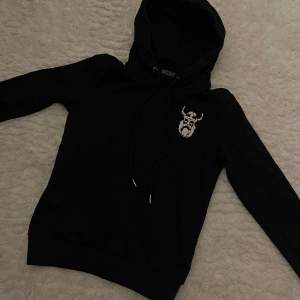 Säljer denna skitsnygga gymhoodie ifrån Astungt på grund av att den är alldeles för liten för mig!💖 Köpt för ca. 450kr. 