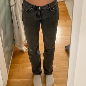 Lågmidjade jeans gina stl 32 - Lågmidjade svarta jeans från Gina tricot i nyskick. Stl 32 och ner till marken på mig som är strax över 170 cm. Köpta för 500 men säljer för 200 kr ink frakt. ☺️
