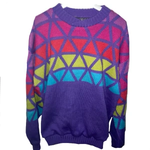 Gullig mönstrad sweatshirt - Söt Retro mönstrad sweatshirt i storlek L/XL I mycket fint skick, perfekt till att åka skidor i  nästan aldrig använd 🫶  Pris kan diskuteras 🫶