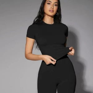 Svart tshirt - En skims dupe som formar kroppen såå fint och är i perfekt skick då jag endast har använt den en gång. Den är i storlek M men passar S också då den formar sig efter kroppen och är väldigt stretchig. Materialet är så skönt, skriv för fler bilder💕