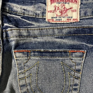 True religion  - Säljer dessa feta true religion byxor då dom inte längre kommer till användning, de är fortfarande på ett super bra skick!!!  Kan skicka fler bilder ( ej på ) om det önskas. Mått:  36cm tvärs över midjan.  innerbenet  84 cm