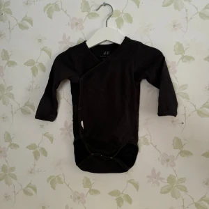 Omlottbody - Omlottbody från H&M i storlek 68. I bra skick. 