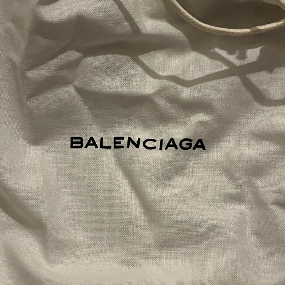 Fint skick  Fick med när jag köpte mina Balenciaga Speedrunners. Accessoarer.